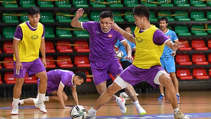 Futsal còn được gọi là bóng đá trong nhà.