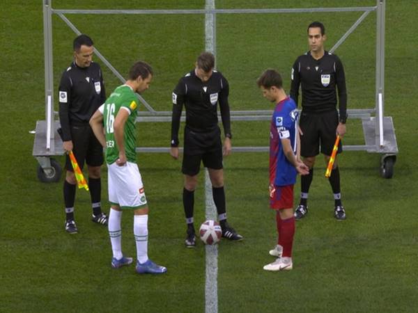 Luật giao bóng trong bóng đá Luật giao bóng trong bóng đá: Quy định và ứng dụng